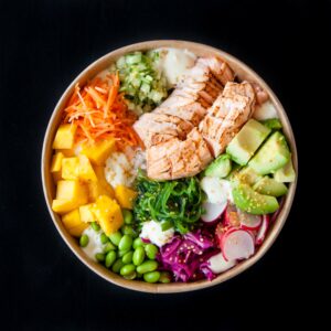 Pokébowl geflambeerde zalm